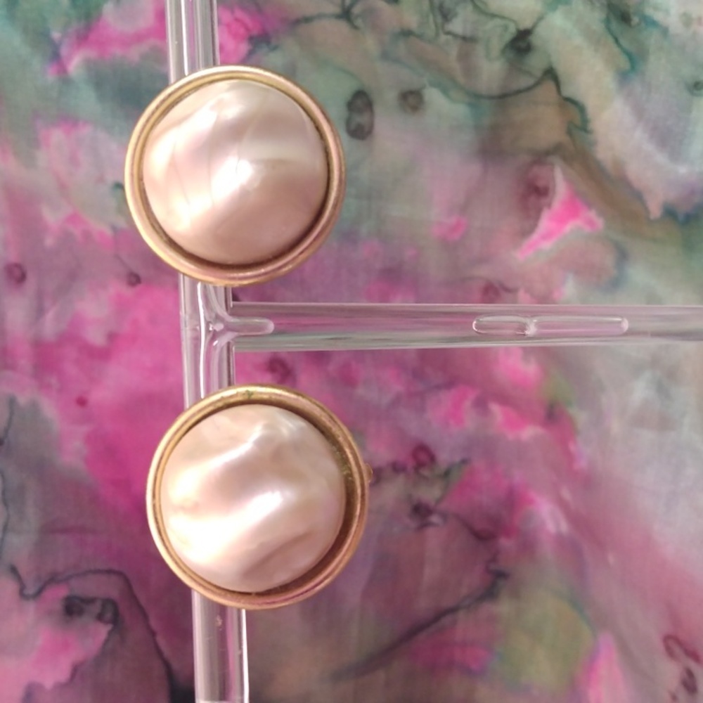 Vintage Lisner gold tone clip earrings with pearl